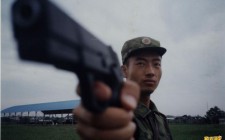 汪东在射击场以48环夺得本年度冠军，被誉为“手枪客”